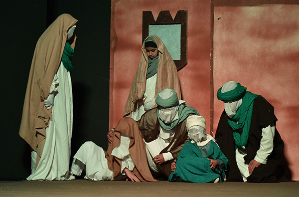 ����� ����