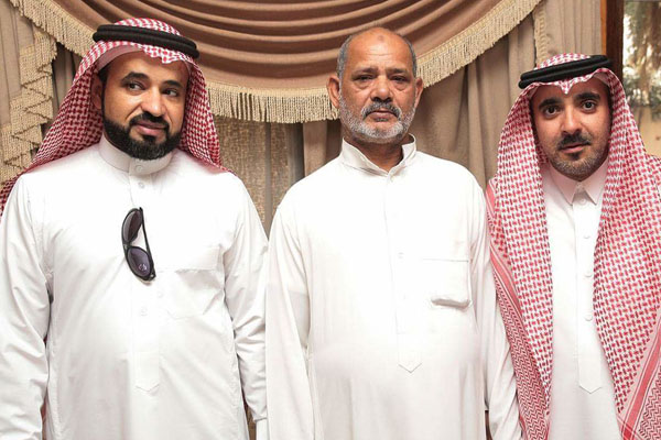 «زوارة الجمعة» تواسي باكستاني في فقد أمه بالأحساء