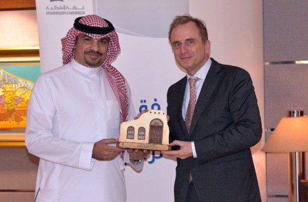 الفرج مكرما رينتجس وفد هولندي في غرفة الشرقية