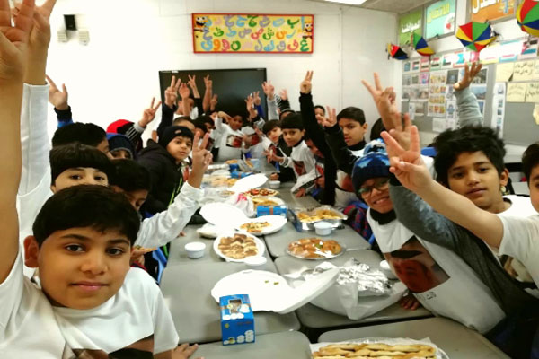 طلاب يحتفلون بمعلمهم