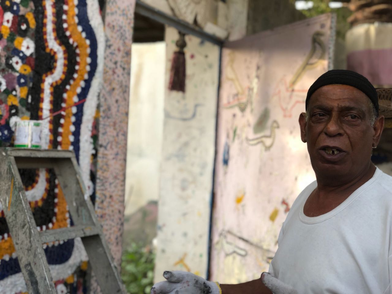 ستيني ينقش جدران مزرعته في التوبي