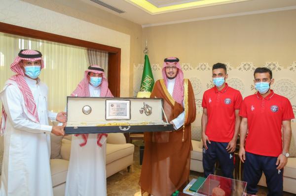 نائب أمير الشرقية يشيد بصعود ”الخليج والعدالة“