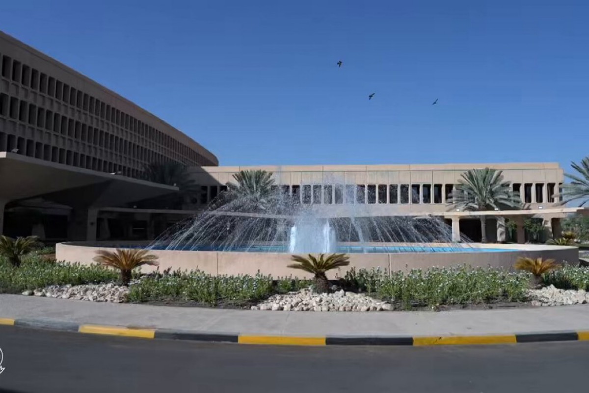 شبان سعوديون خلال إجراءات تقديم سابقة